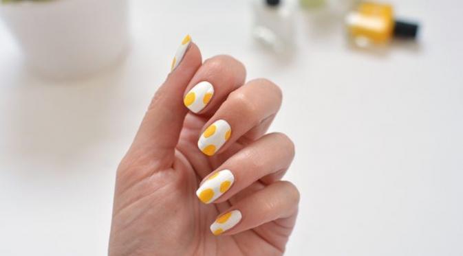 Nail art bermotifkan nanas. (via: ehow.com)