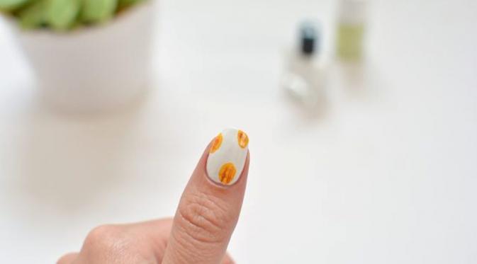 Nail art bermotifkan nanas. (via: ehow.com)