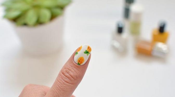 Nail art bermotifkan nanas. (via: ehow.com)