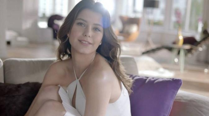 Beren Saat, artis cantik asal Turki yang bermain dalam serial Abad Kejayaan 2 (Pinterest)