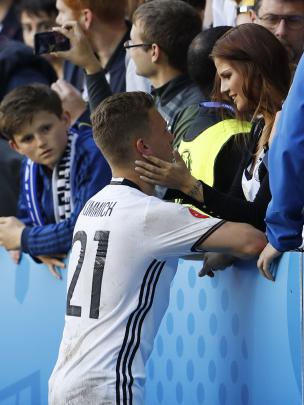 Pemain Jerman Joshua Kimmich merayakan kemenangan timnya atas Slovakia bersama kekasihnya Lina di Stade Pierre-Mauroy, Lille, Prancis (26/6/2016). (Reuters)