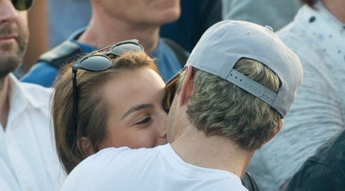 Niall Horan mesra dengan perempuan, pacar baru? (sumber: The Sun.co.uk)