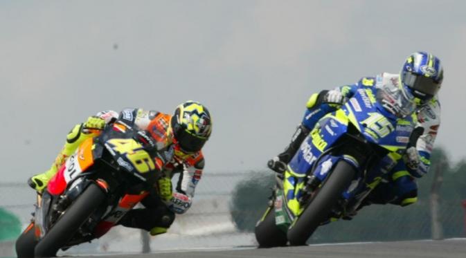 Duel sengit antara Sete Gibernau (kanan) dan Valentino Rossi juga terjadi pada MotoGP Jerman 2003. (motogp.com)
