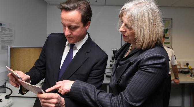 Theresa May dan David Cameron tertangkap kamera dalam sebuah kesempatan (Huffington Post)