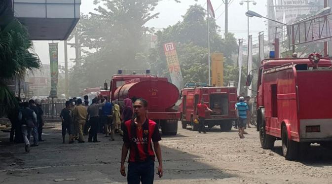 Kebakaran melanda Pasar Aksara, Medan, Sumatera Utara, Selasa (12/7/2016). (Liputan6.com/Reza Perdana)