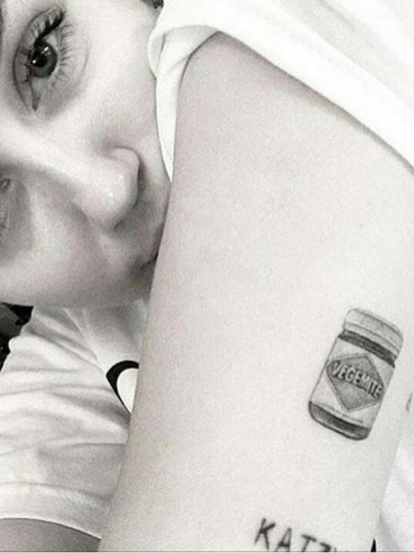 Miley Cyrus dengan tato barunya bergambar makanan ringan kesukaan Liam Hemsworth (via. Instagram)
