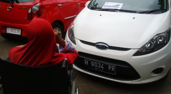 Insiden parkir mobil sembarangan di RSUD Semarang membuat heboh (Liputan6.com / Edhie Prayitno Ige)