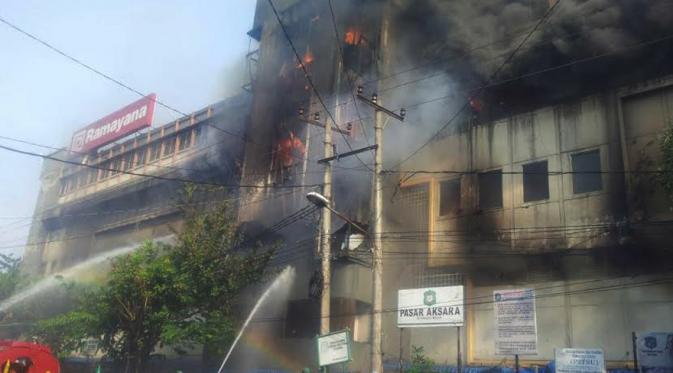 Kebakaran melanda Pasar Aksara, Medan, Sumatera Utara, Selasa (12/7/2016). (Liputan6.com/Reza Perdana)