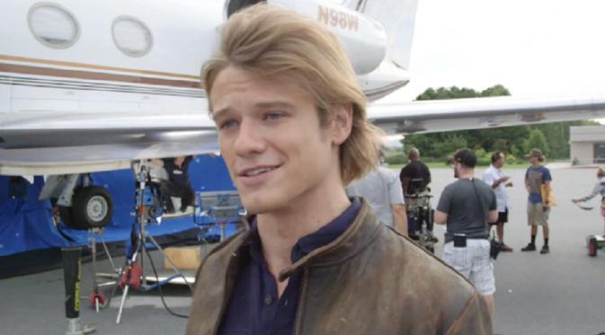 Lucas Till sebagai MacGyver (TVLine)