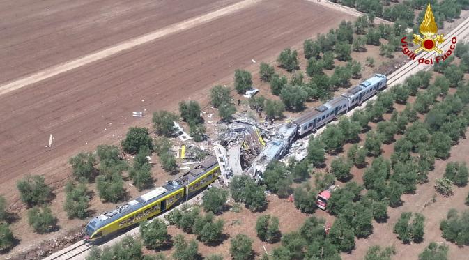 Tampak dari atas tabrakan antar kereta di desa selatan Corato, Bari, Italia, (12/7).Kereta penumpang tersebut saling bertabrakan dan menewaskan 11 orang. (Italian Firefighters/REUTERS)