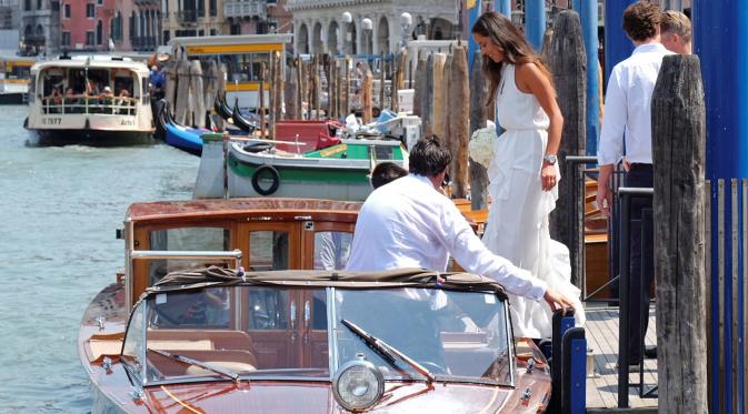 Petenis Serbia Ana Ivanovic saat akan menaiki perahu di Venice , Italia , (12/7). Bastian Schweinteiger yang baru saja mengumumkan pensiun dari timnas Jerman, benar-benar menjalani momen pernikahan yang romantis. (REUTERS / Stringer)