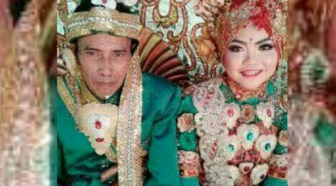 Foto kakek yang diduga berusia 70 tahun menikahi gadis 18 tahun di Bone, Sulsel, menimbulkan beragam komentar dari netizen. (Foto: Istimewa/Media Sosial)