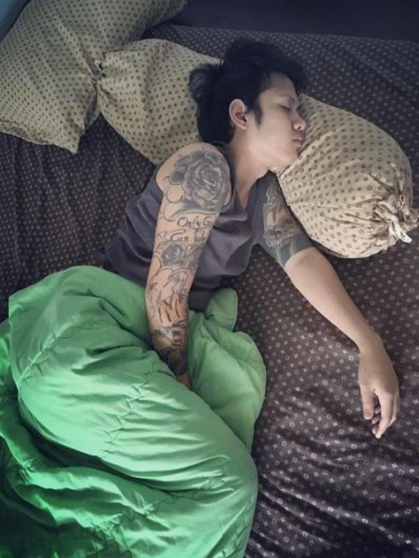 Evelyn Nada Anjani masih tertidur lelap saat diabadikanoleh suaminya; Aming. (Insagram @psychodiva2016)