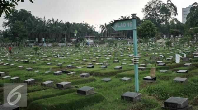 Makam di Blok AA I dan Blad 16 TPU Karet Bivak merupakan blok yang sering tergenang air ketika hujan deras, Jakarta, (13/7). Sudin Pertamanan dan Pemakaman Jakpus akan buat ratusan lubang biopori agar makam tidak tergenang. (Liputan6.com/Yoppy Renato)
