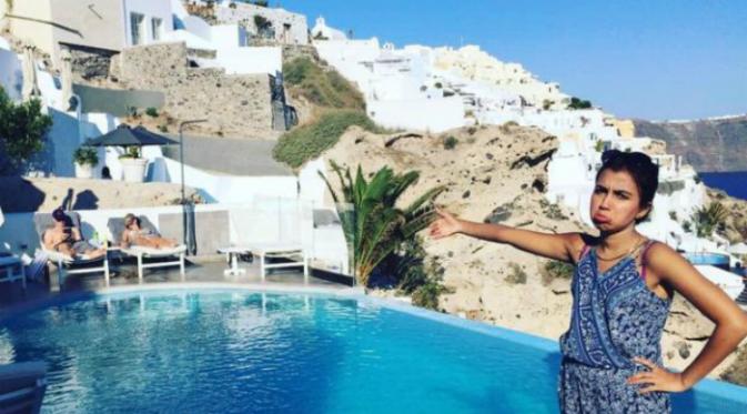 Huma berpose di Santorini (Huma Mobin)