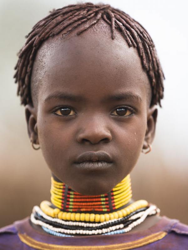 Anak perempuan suku Hamar, Lembah Omo, Ethiopia. (Massiomo Rumi/Bored Panda)