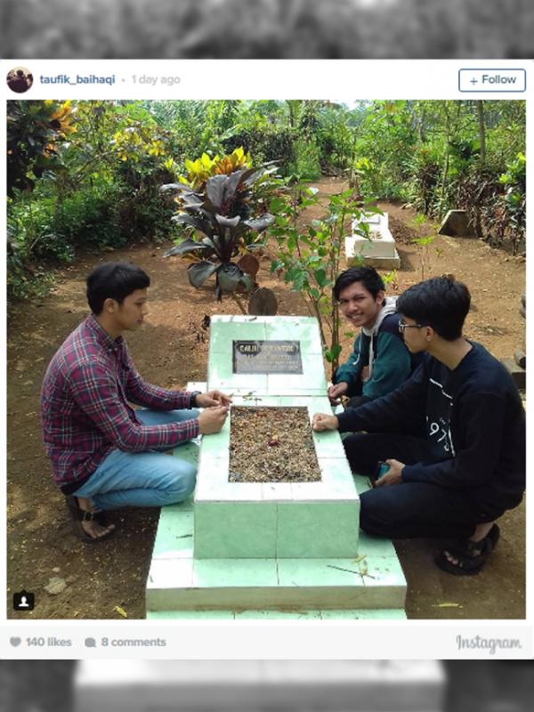 Tradisi Baru Saat Lebaran, Berfoto di Kuburan. (Foto: Instagram)