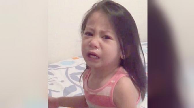 Rain, 3 tahun, menangis histeris menyangka kakaknya yang sedang datang bulan, sekarat dan akan segera meninggal (Dailymail.com).
