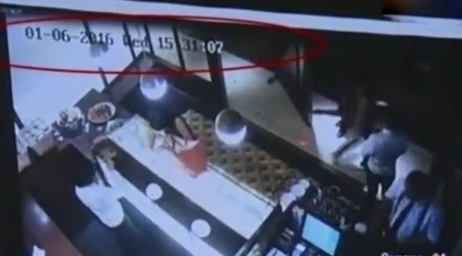 Rekaman kamera CCTV Cafe Olivier dipertontonkan di Pengadilan