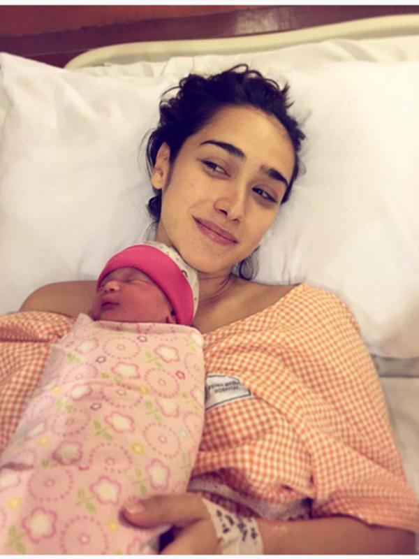 Selain dari Davina, foto juga beredar dari akun Instagram 8management. Terlihat bayi mungil cantik di dada Alexandra. 