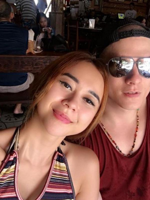 Aura Kasih dan Bertrand Antolin saat berlibur di Bali (Instagram/@aurakasih)