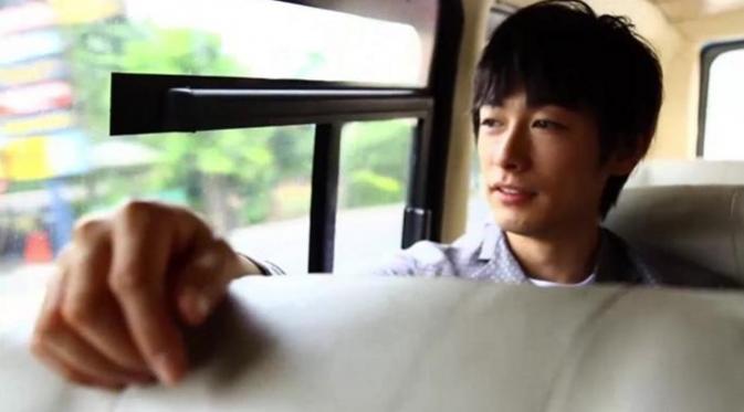 Dean Fujioka menjajal angkutan umum saat berada di Yogya (Nippon TV)