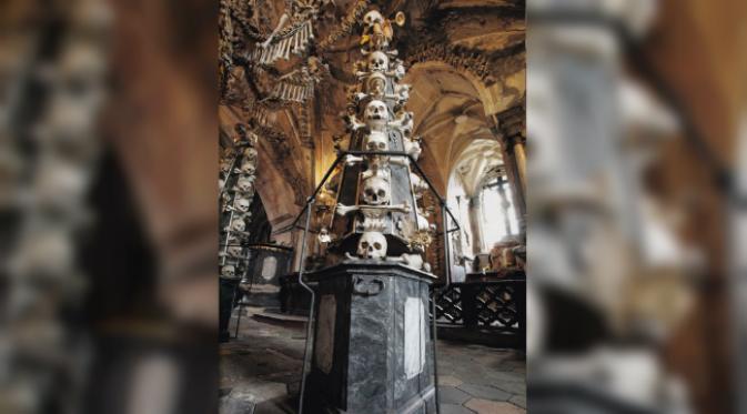 Pemakaman Sedlec. Sejumlah gereja dan biara di Eropa menjadikan tulang belulang manusia sebagai maha karya yang mendapat tempat istimewa. (Sumber listverse.com)