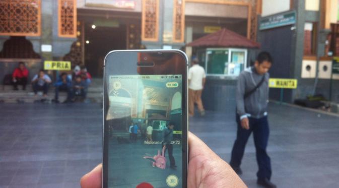 Para pemburu Pokemon banyak berkeliaran di Masjid Raya Cirebon pada sore hari. (Liputan6.com/Panji Prayitno)