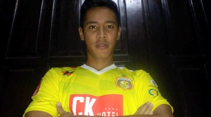 Indra Khafi, kapten Bhayangkara Surabaya United, punya pesaing dalam urusan status kapten. (Bola.com/Fahrizal Arnas)