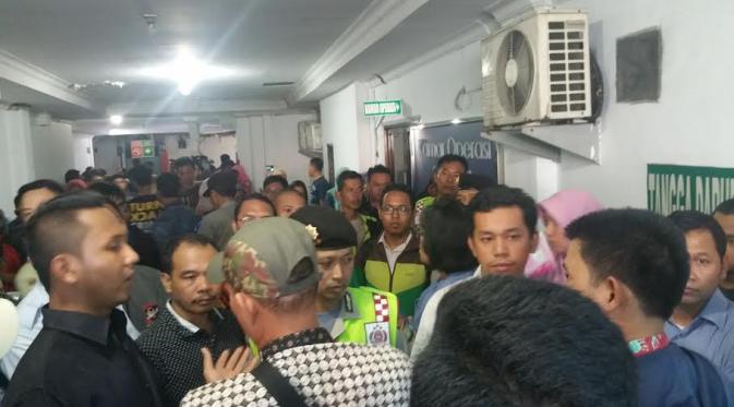 Warga mendatangi RS Harapan Bunda meminta klarifikasi vaksin palsu. (Liputan6.com/ Nanda Perdana Putra)