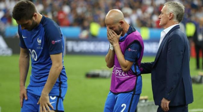 Pelatih tim nasional Prancis, Didier Deschamps, saat menyemangati para pemainnya usai dikalahkan Portugal 0-1, pada final Piala Eropa 2016, di Stade de France, Minggu (10/7/2016). (ESPN).