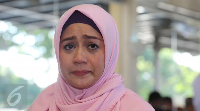 Shinta Tanjung meneteskan air mata saat memberikan keterangan pers di Tangerang,Jumat (15/07). Shinta berharap penyelesain yang terbaik untuk masalah rumah tangganya. (Liputan6.com/Herman Zakharia)