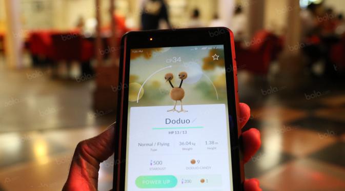 Pokemon Go aplikasi game yang sedang hits menjadi daya tarik untuk pemain Persija Jakarta saat berada di Bandung, Jumat (15/7/2016). (Bola.com/Nicklas Hanoatubun)