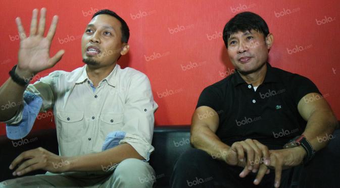 Sekjen PSSI, Azwan Karim (kiri), saat mengumumkan Eduard Tjong sebagai pelatih Timnas U-19 di Kantor PSSI, Jakarta, Jumat (15/7/2016). Timnas U-19 akan berlaga dalam turnamen Piala AFF U-19 di Vietnam pada September mendatang. (Bola.com/Arief Bagus)