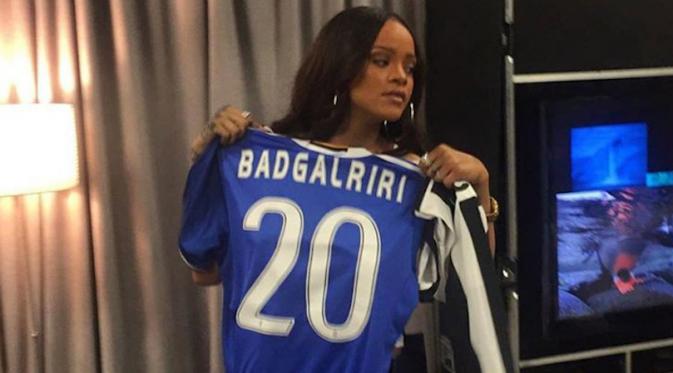 Rihanna dengan kostum Juventus