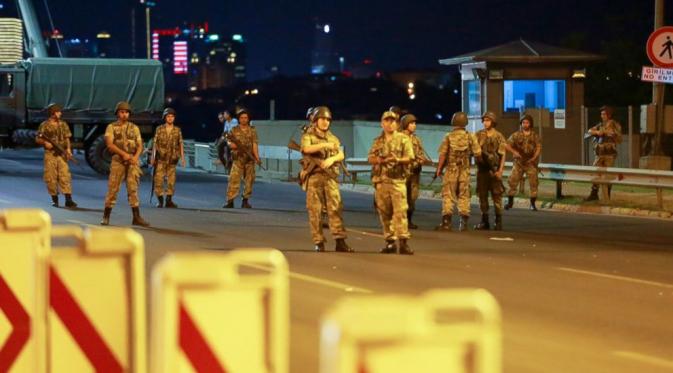 Jembatan Bosphorus telah ditutup oleh militer Turki yang melakukan kudeta terhadap Presiden Recep Tayyip Erdogan sementara korban berjatuhan dari pihak polisi yang mendukung pemerintah (Abc News)