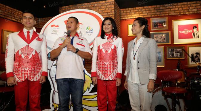 Chef de Mission Indonesia untuk Olimpiade 2016 Rio de Janerio, Raja Sapta Oktohari, menjelaskan tentang seragam defile kontingan Indonesia. (Bola.com/Vitalis Yogi Trisna)