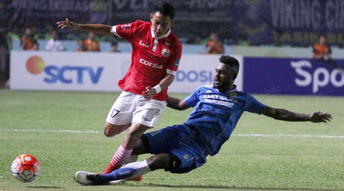 Ambrizal Umanailo saat dihadang pemain Persib Bandung, Yanto Basna pada laga Torabika SC 2016 di Stadion GBLA, Bandung, Sabtu (16/7/2016). Bola.com/Nicklas Hanoatubun)