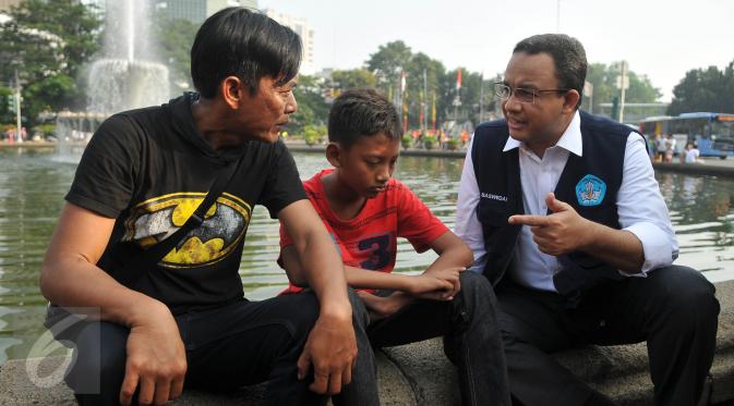 Mendikbud Anies Baswedan berbincang dengan warga dan anaknya pada Car Free Day di kawasan Thamrin, Jakarta, Minggu (17/7). Anies mengkampanyekan imbauan kepada orangtua untuk mengantarkan anak sekolah di hari pertama sekolah. (Liputan6.com/Gempur M Surya)
