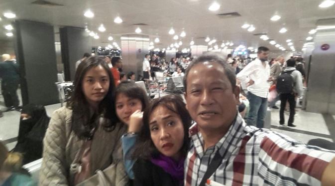 Amel Carla dan keluarga saat terjebak di bandara Turki.