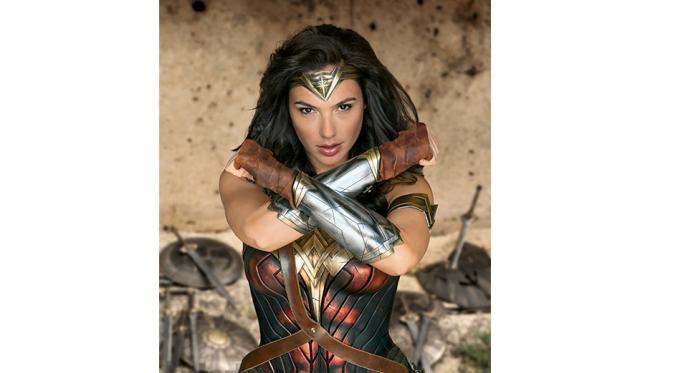 Gal Gadot sebagai Wonder Woman (Entertainment Weekly)