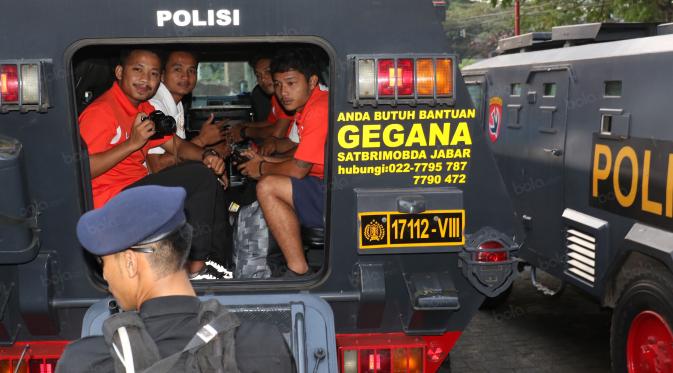 Pemain dan Official Persija saat berada didalam kendaraan taktis milik Sabhara, Kepolisian Jawa Barat di Bandung, Sabtu (16/7/2016). (Bola.com/Nicklas Hanoatubun)
