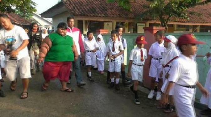 Hari pertama sekolah, Arya Permana, bocah obesitas asal Karawang batal belajar di sekolah. (Liputan6.com/Abramena)