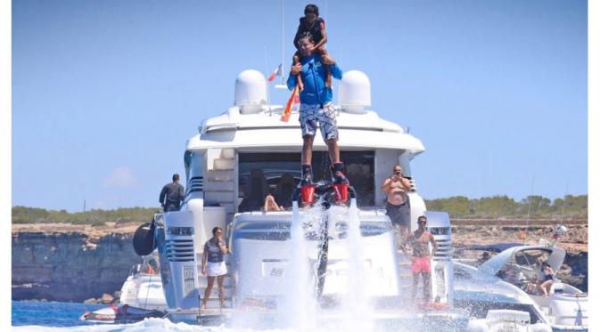 Ronaldo hanya mengawasi dari pinggir yacht mewah, saat putranya terbang dengan flyboard.