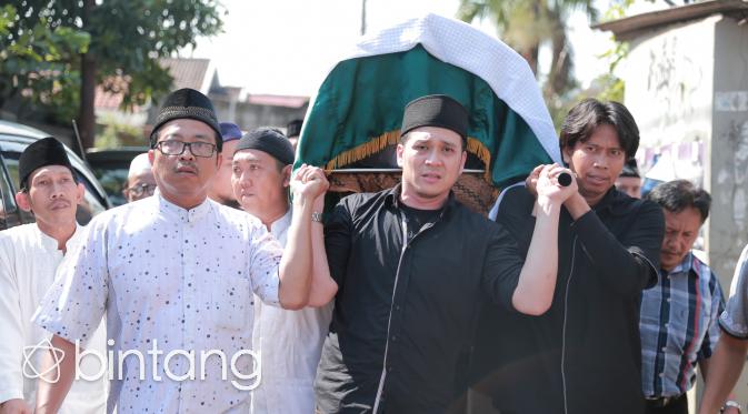 Pemakaman ayahanda Fadli dan Fadlan Alm. H. Zainuri (Adrian Putra/bintang.com)
