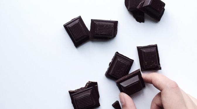 Makan cokelat dipercaya dapat meredakan stres dalam waktu singkat. Sumber : purewow.com