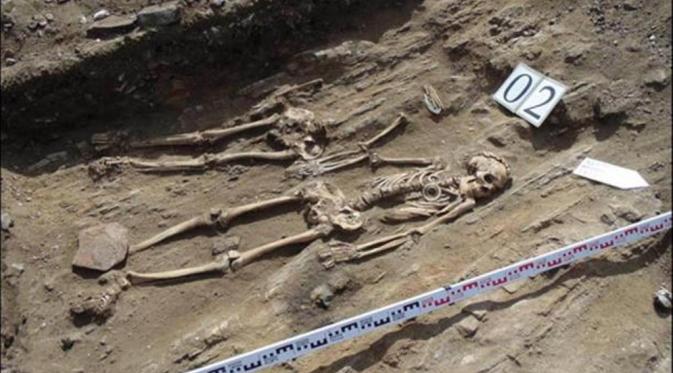 Pasangan fosil tersebut ditemukan dalamn keadaan bergandengan tangan dengan posisi kepala menghadap barat (Dmitry Kichigin)