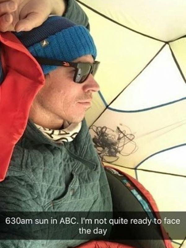 Dokumentasi perjalanan Cory Richards dan Adrian Ballinger menuju Everest di Snapchat. (Snapchat)