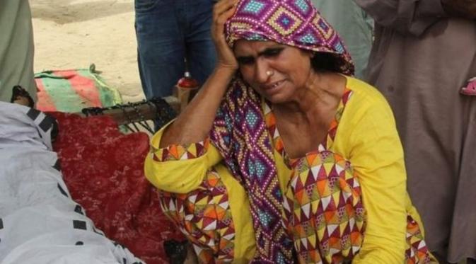 Ibu Qandeel Baloch Menangis saat pemakaman (AFP)
