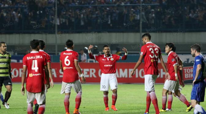 Bambang Pamungkas  dan para pemain Persija berkumpul usai menahan imbang Persib Bandung pada laga Torabika SC 2016 di Stadion GBLA, Bandung, Sabtu (16/7/2016). (Bola.com/Nicklas Hanoatubun)